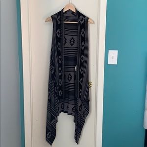 Sleeveless tunic over lay